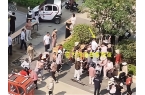 大妈连盆都端走了还围堵物业要鸡蛋开元棋牌